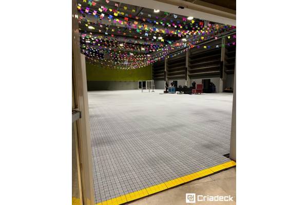 Pisos Plásticos Criadeck na Festa Junina da Avenues SP: Proteção e Acessibilidade.